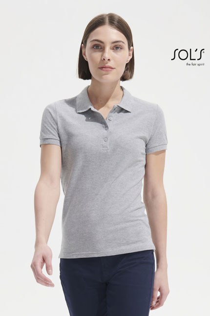 People - 11310POLO-SHIRTS / SOLSΓυναικείο πόλο πικέΠεριγραφή: Αυτό το γυναικείο πόλο διαθέτει κοντά μανίκια και πλαϊνές ραφές για καλύτερη εφαρμογή. Η πατιλέτα με 4 κουμπιά στον ίδιο τόνο προσθέτει κομψότητα, ενώ η ελαστική ριπ στο γιακά και τα μανίκια εξασφαλίζει άνεση κατά την χρήση. Το ίσιο τελείωμα με πλαϊνά σκισίματα ολοκληρώνει το στυλ, καθιστώντας το ιδανικό για επαγγελματική χρήση.  - Σύνθεση: Το ρούχο κατασκευάζεται από πικέ 210g/m² - 100% βαμβάκι Ringspun πενιέ, ενώ το Grey melange περιέχει 85% βαμβάκι και 15% βισκόζη.  - Εφαρμογή ως επαγγελματική ένδυση: Ιδανικό για εργαζόμενους σε γραφεία, καταστήματα ή επαγγελματικούς χώρους που απαιτούν κομψή και άνετη ένδυση.  - Δυνατότητα Προσαρμογής: Διαθέσιμες εκτυπώσεις λογότυπου ή μηνύματος στον σχεδιασμό του ρούχου για την ενίσχυση της επαγγελματικής εικόνας.  - Διαθεσιμότητα σε χρώματα: Μπορείτε να επιλέξετε το πόλο σε διάφορες χρωματικές παραλλαγές ανάλογα με τις ανάγκες της επιχείρησής σας. 